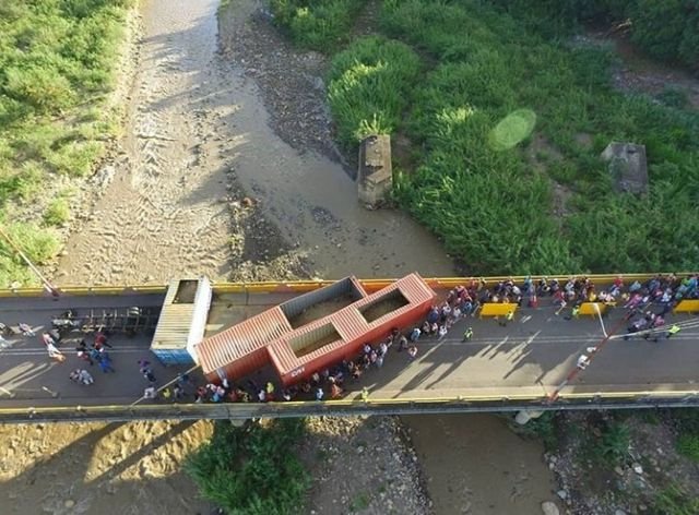 Puentes fronterizos entre Colombia y Venezuela bloqueados por contenedores.