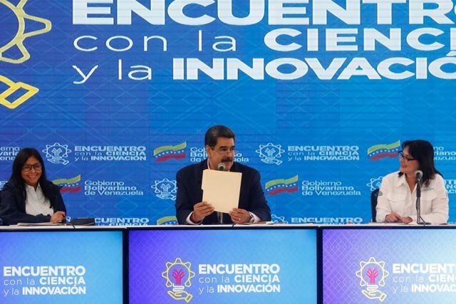 Maduro durante encuentro con cintíficos e innovadores.