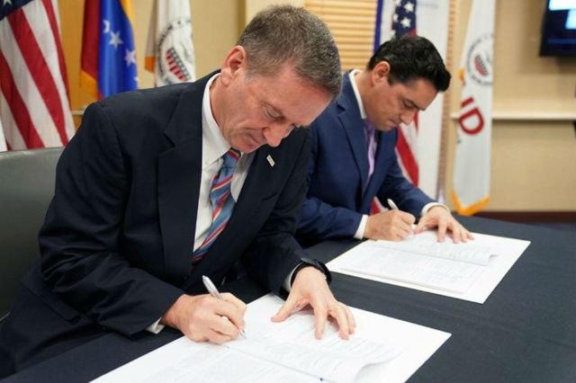 Mark Green, y Carlos Vecchio, durante la firma del acuerdo.
